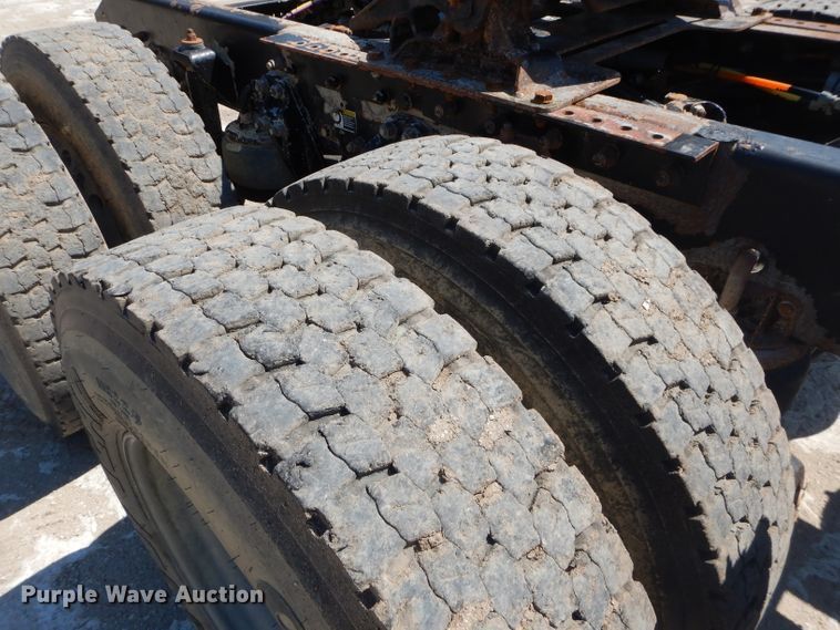 image for item DH2539 2005 Kenworth T800 semi truck