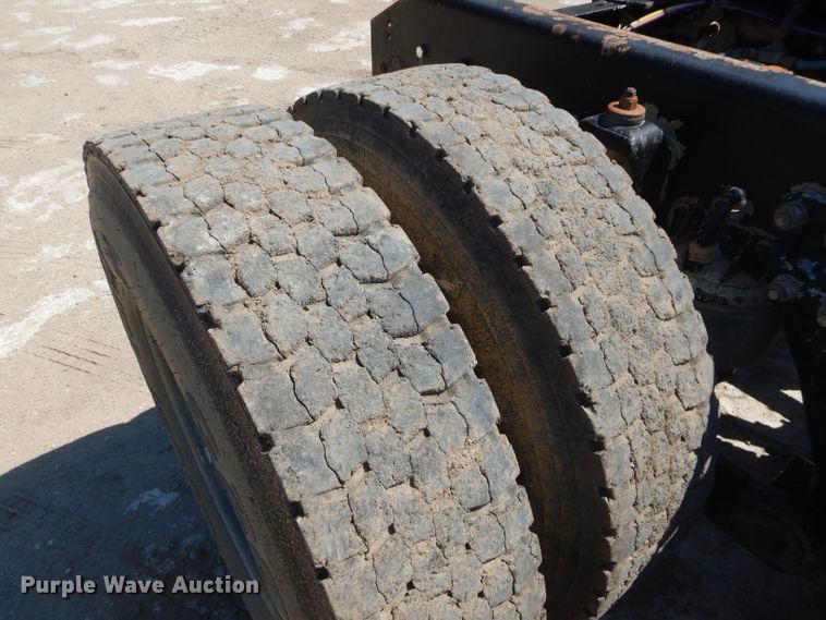 image for item DH2539 2005 Kenworth T800 semi truck