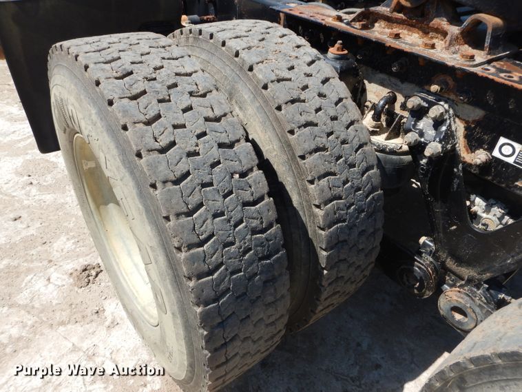 image for item DH2539 2005 Kenworth T800 semi truck