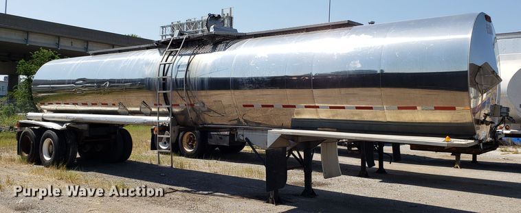 image for item DH2830 1988 Heil tank trailer