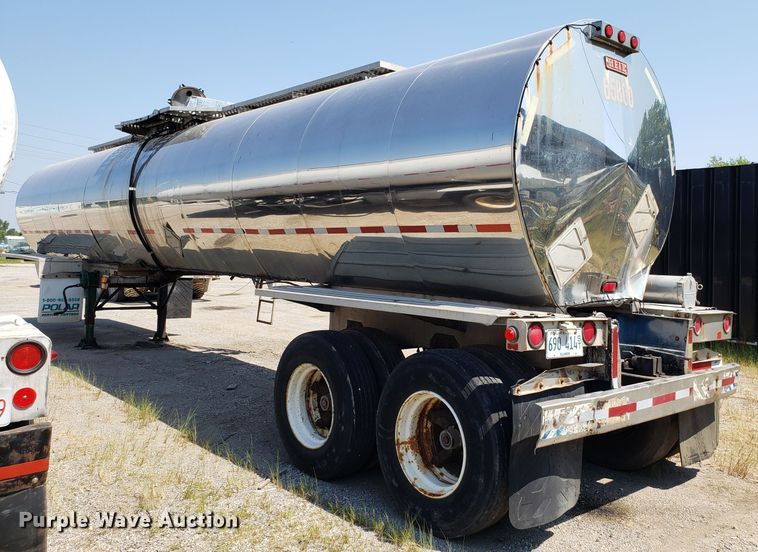 image for item DH2830 1988 Heil tank trailer
