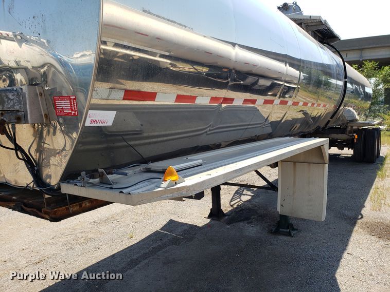 image for item DH2830 1988 Heil tank trailer