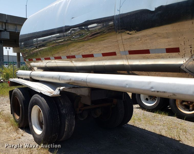 image for item DH2830 1988 Heil tank trailer