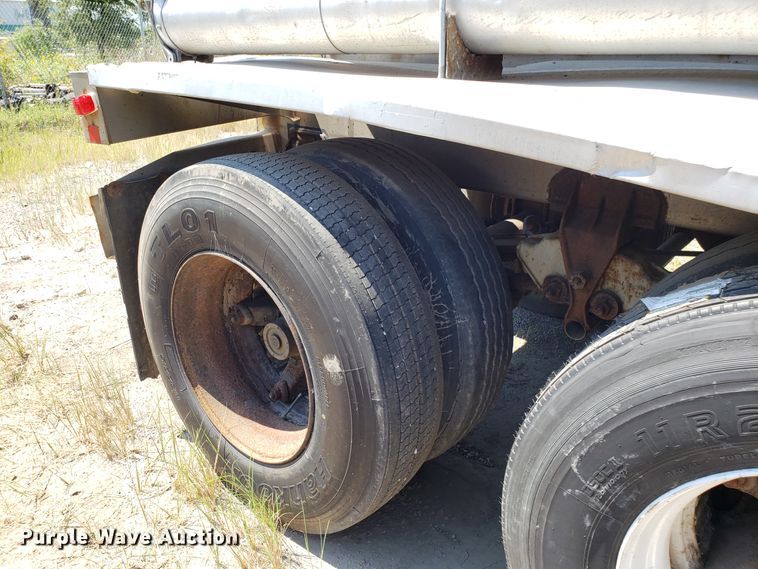 image for item DH2830 1988 Heil tank trailer