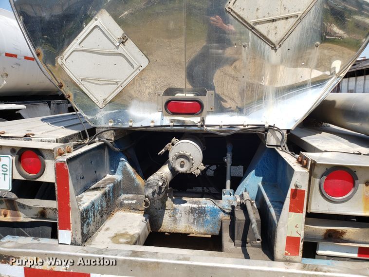 image for item DH2830 1988 Heil tank trailer