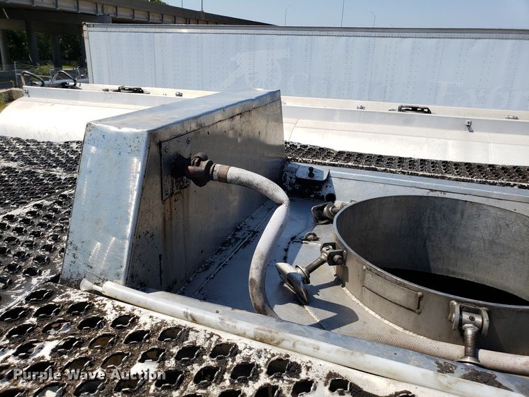 image for item DH2830 1988 Heil tank trailer