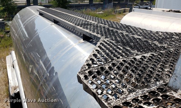 image for item DH2830 1988 Heil tank trailer