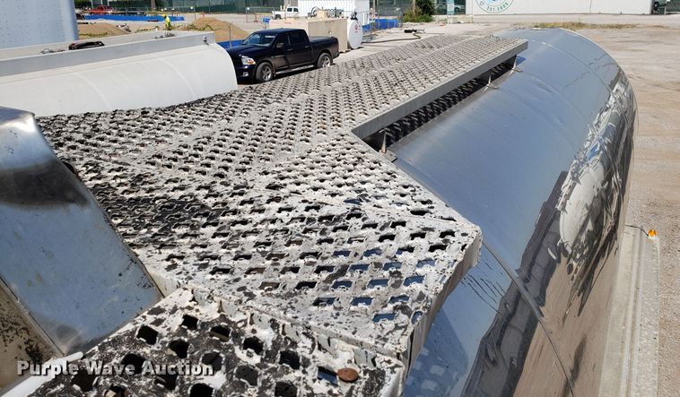 image for item DH2830 1988 Heil tank trailer