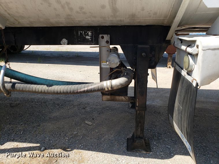 image for item DH2831 1973 Fruehauf UNR468701 tank trailer