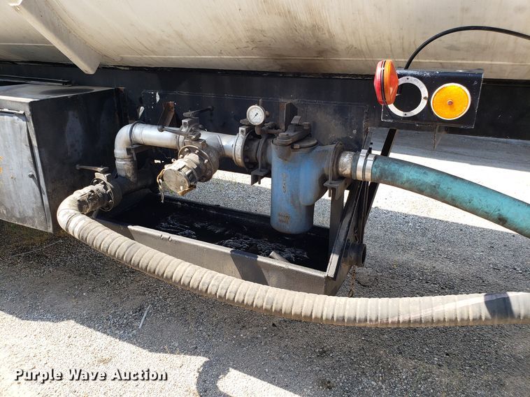 image for item DH2831 1973 Fruehauf UNR468701 tank trailer