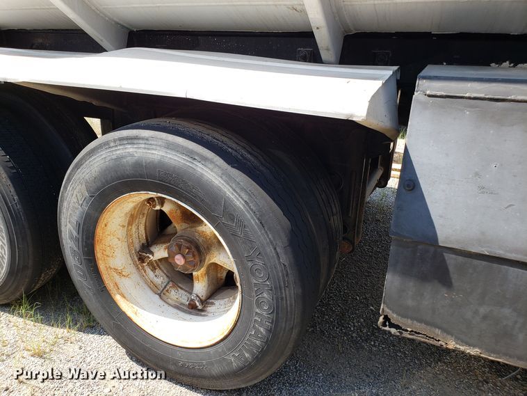 image for item DH2831 1973 Fruehauf UNR468701 tank trailer