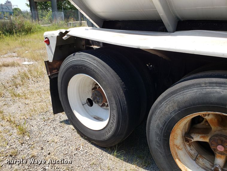 image for item DH2831 1973 Fruehauf UNR468701 tank trailer