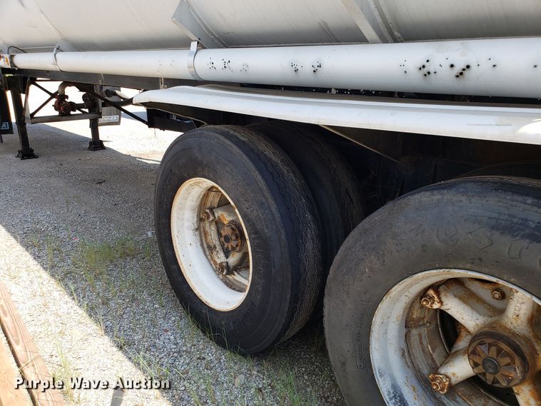 image for item DH2831 1973 Fruehauf UNR468701 tank trailer