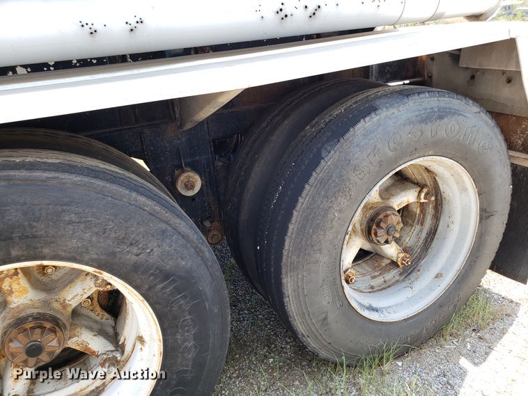 image for item DH2831 1973 Fruehauf UNR468701 tank trailer