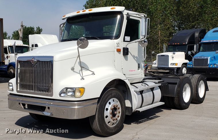 image for item DH2846 2000 International 9200i semi truck