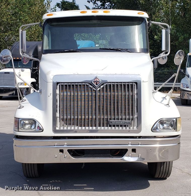 image for item DH2846 2000 International 9200i semi truck