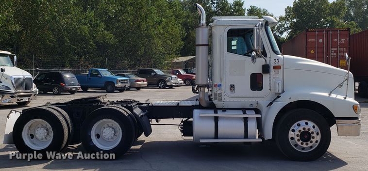 image for item DH2846 2000 International 9200i semi truck