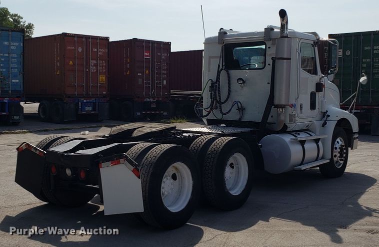 image for item DH2846 2000 International 9200i semi truck