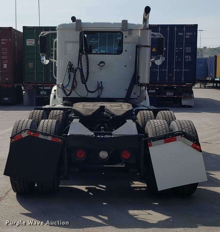 image for item DH2846 2000 International 9200i semi truck