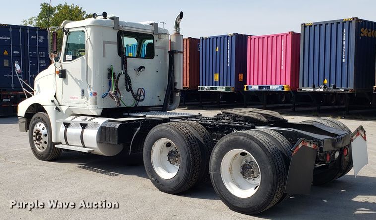 image for item DH2846 2000 International 9200i semi truck