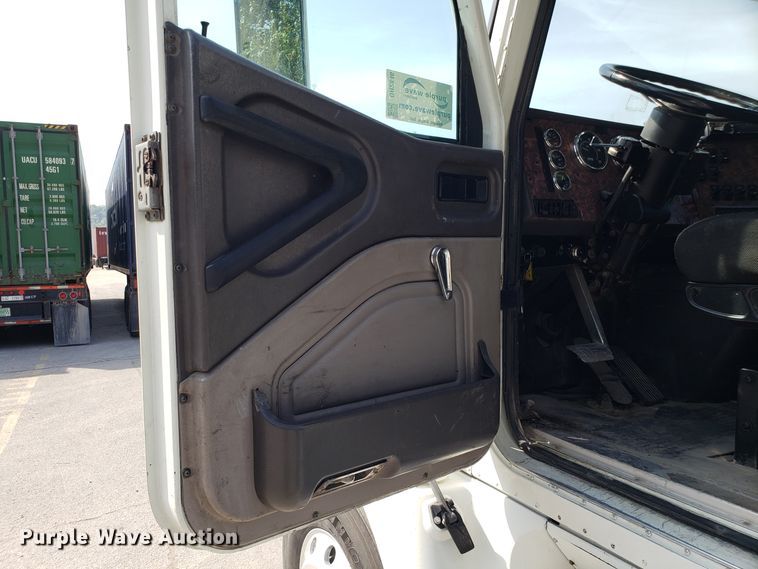 image for item DH2846 2000 International 9200i semi truck