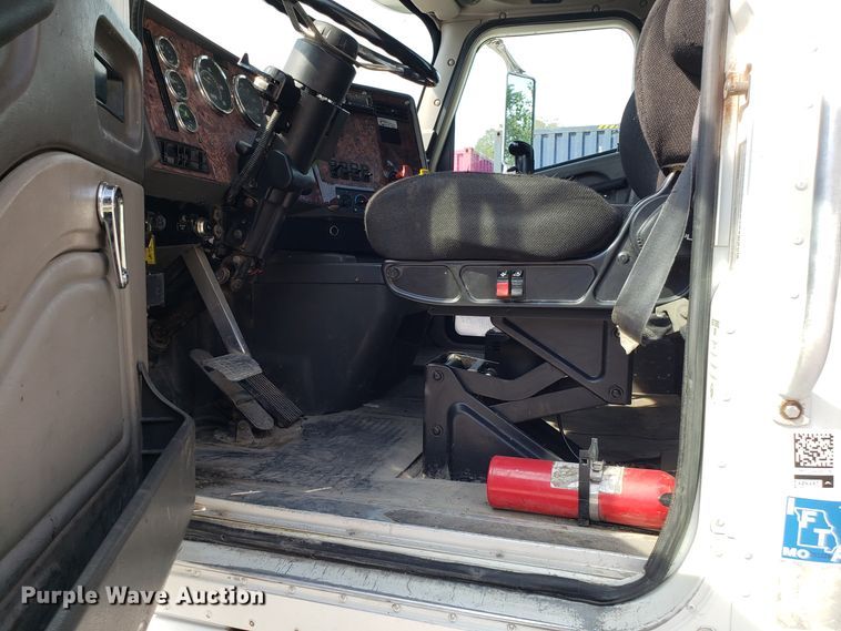 image for item DH2846 2000 International 9200i semi truck