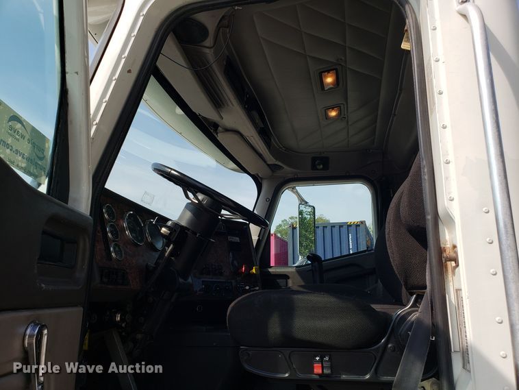 image for item DH2846 2000 International 9200i semi truck