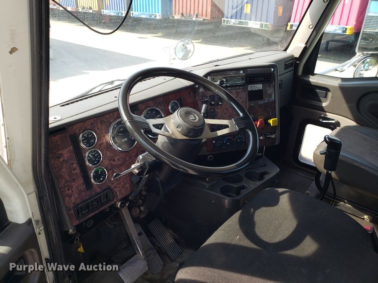 image for item DH2846 2000 International 9200i semi truck