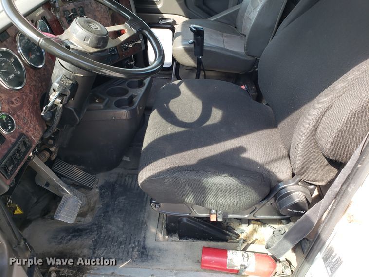 image for item DH2846 2000 International 9200i semi truck