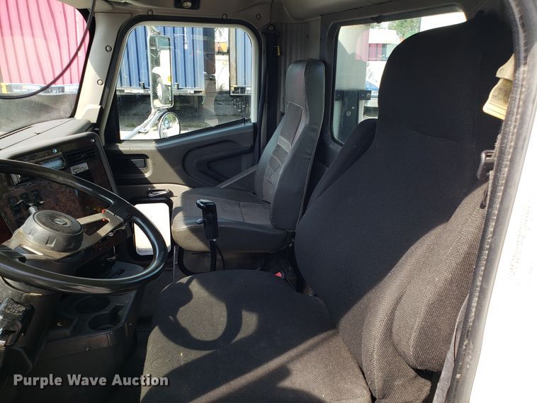 image for item DH2846 2000 International 9200i semi truck