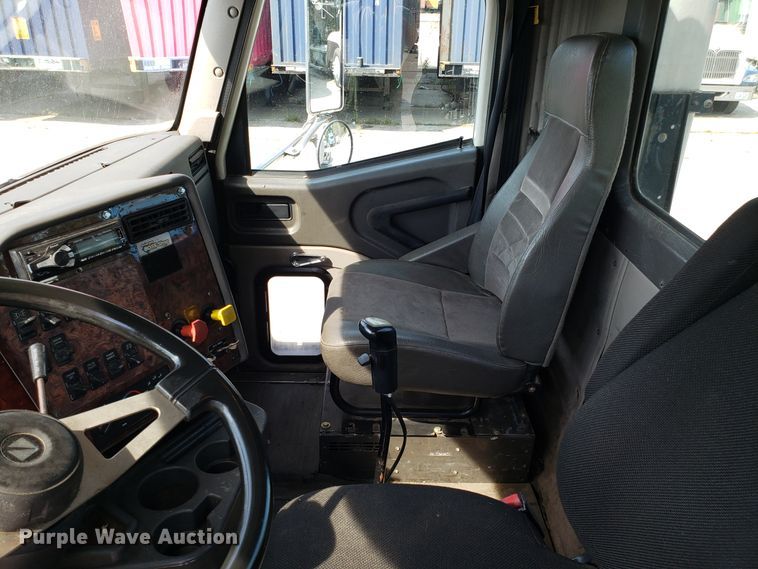 image for item DH2846 2000 International 9200i semi truck