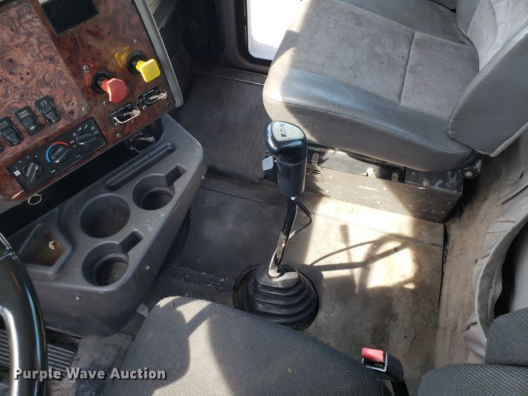 image for item DH2846 2000 International 9200i semi truck