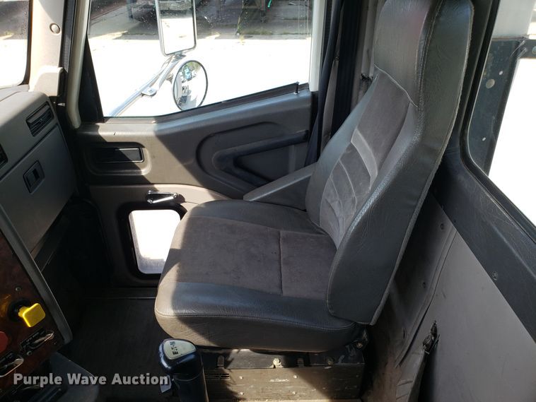 image for item DH2846 2000 International 9200i semi truck