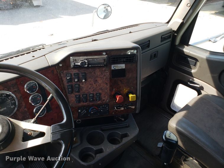 image for item DH2846 2000 International 9200i semi truck