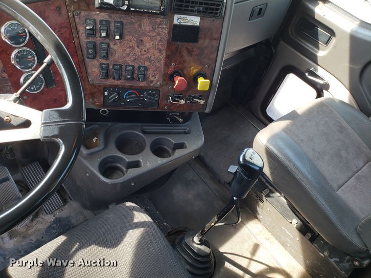 image for item DH2846 2000 International 9200i semi truck