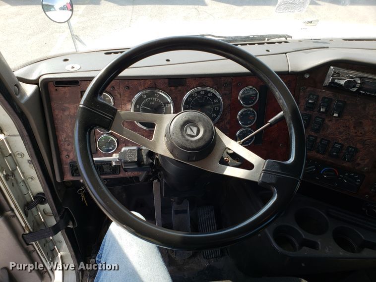 image for item DH2846 2000 International 9200i semi truck