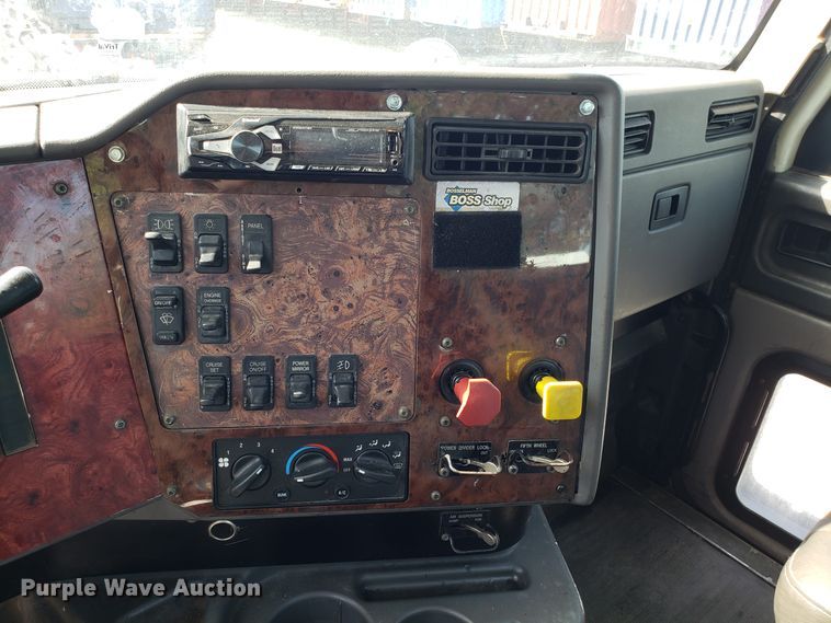 image for item DH2846 2000 International 9200i semi truck