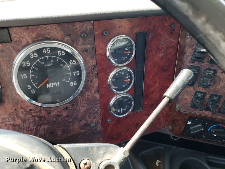 image for item DH2846 2000 International 9200i semi truck