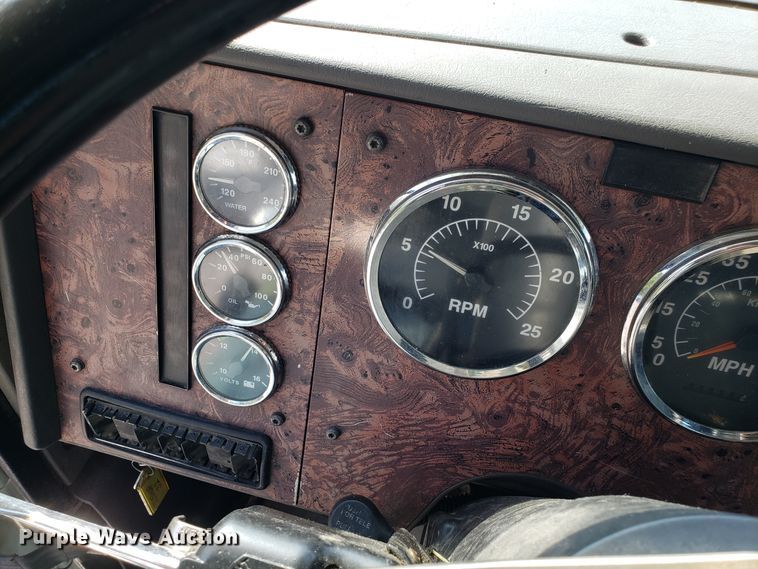 image for item DH2846 2000 International 9200i semi truck