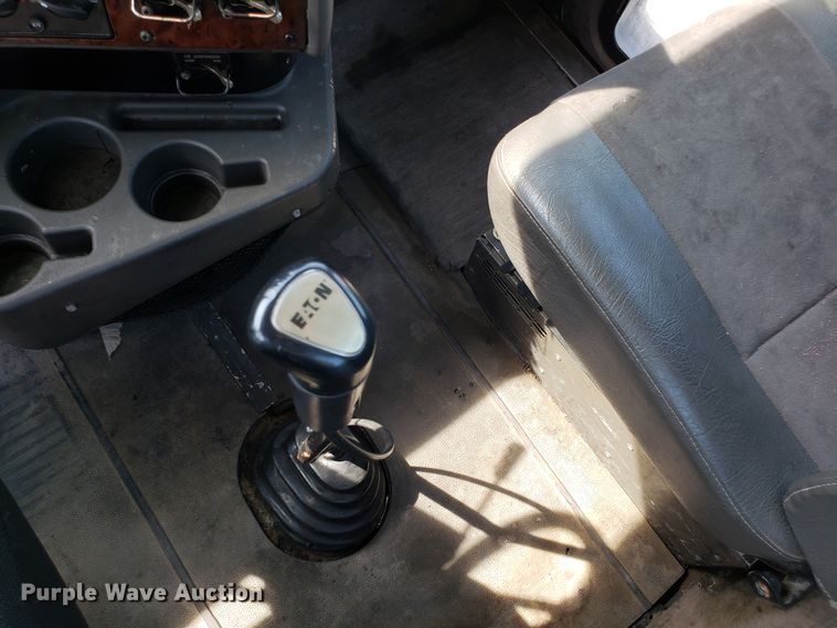 image for item DH2846 2000 International 9200i semi truck