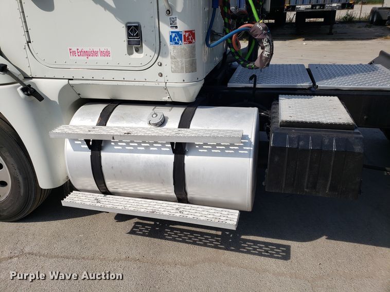 image for item DH2846 2000 International 9200i semi truck