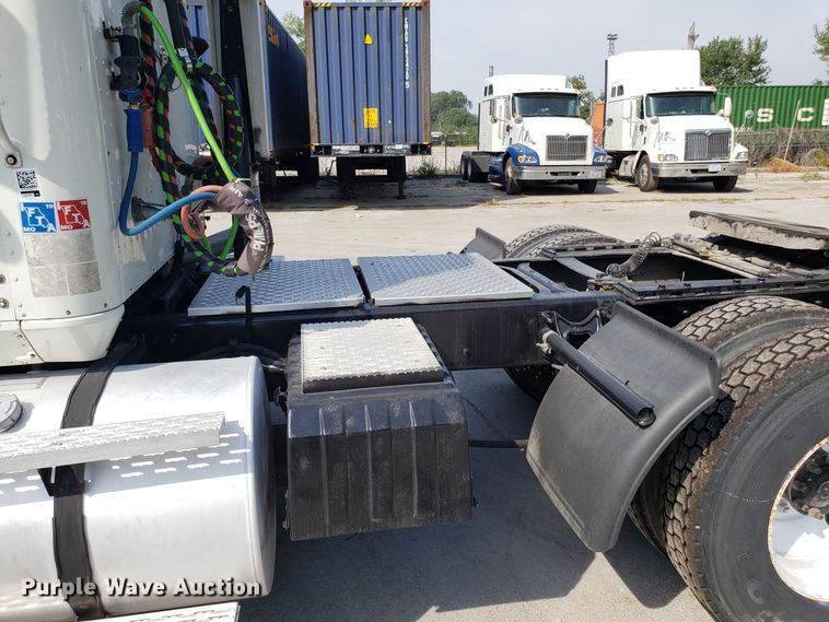 image for item DH2846 2000 International 9200i semi truck