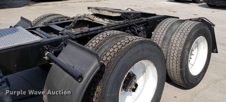 image for item DH2846 2000 International 9200i semi truck