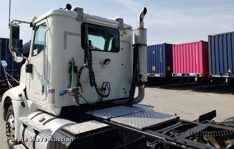 image for item DH2846 2000 International 9200i semi truck