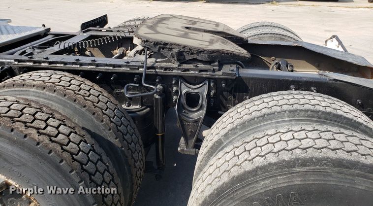 image for item DH2846 2000 International 9200i semi truck