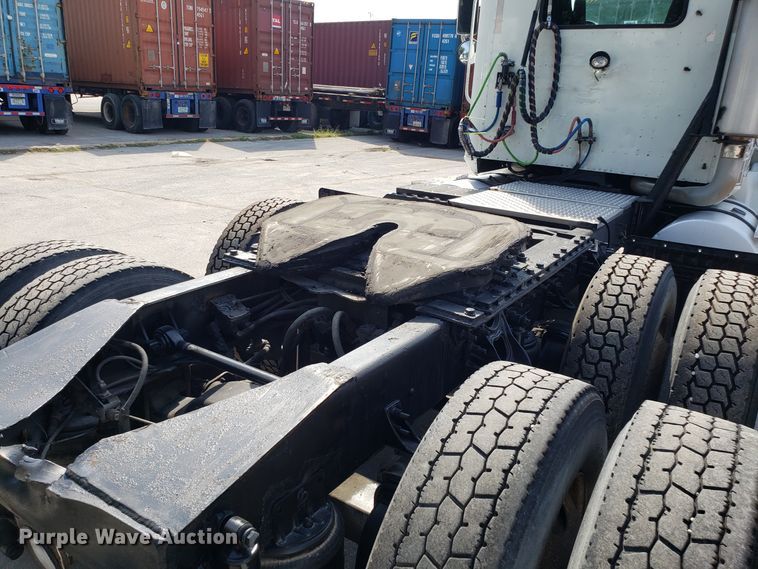 image for item DH2846 2000 International 9200i semi truck