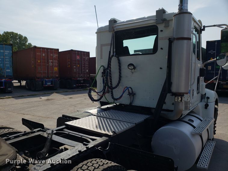 image for item DH2846 2000 International 9200i semi truck