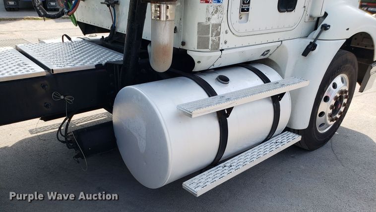 image for item DH2846 2000 International 9200i semi truck