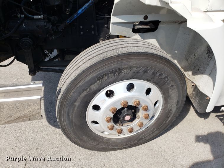 image for item DH2846 2000 International 9200i semi truck