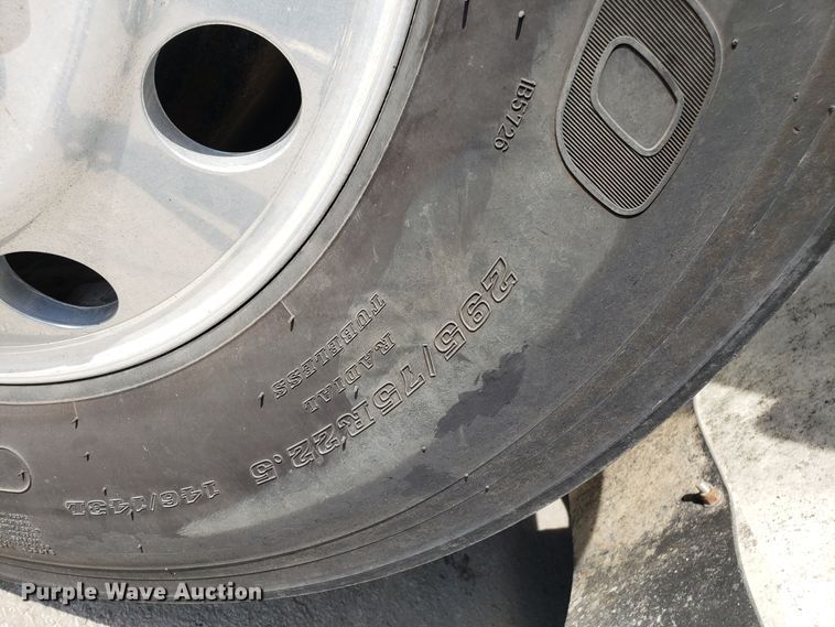 image for item DH2846 2000 International 9200i semi truck